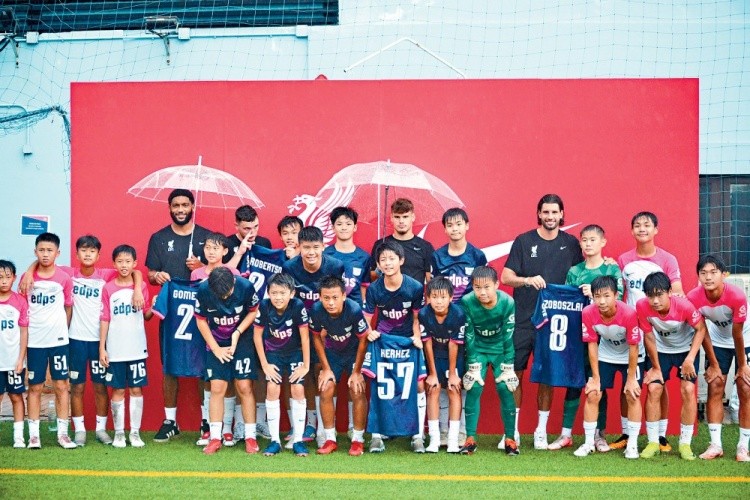 索博斯洛伊等4名利物浦球员与杰志U14互动,并进行队内训练赛